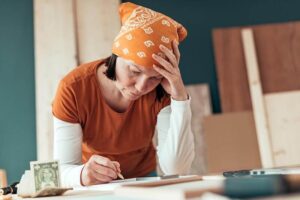 Female carpenter with financial problems