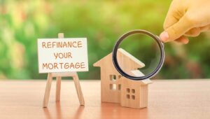 Inscription Refinance your mortgage and miniature houses